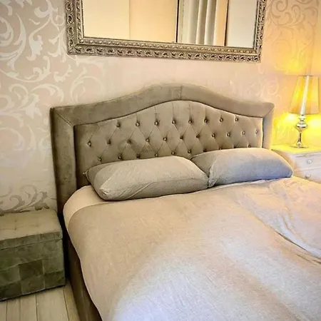 Via Riccardo Lombardi 29 アパート *